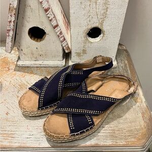 Aerosoles Size 10 Navy and Tan Gold Studded Sandals